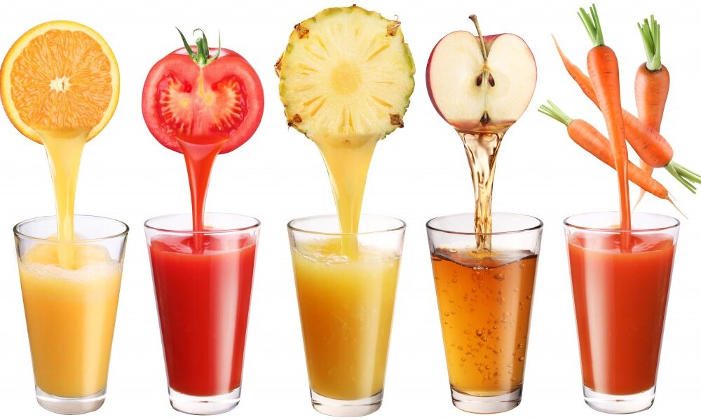 365923_soki_napitki_stakany_morkov_yabloko_tomat_ananas_a_7000x4100_www.Gde-Fon.com_-1024x599